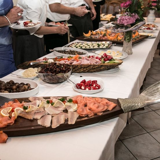 Bild enthält, Meal, Brunch, Cafeteria, Restaurant, Buffet, Adult, Male, Man, Person, Chair