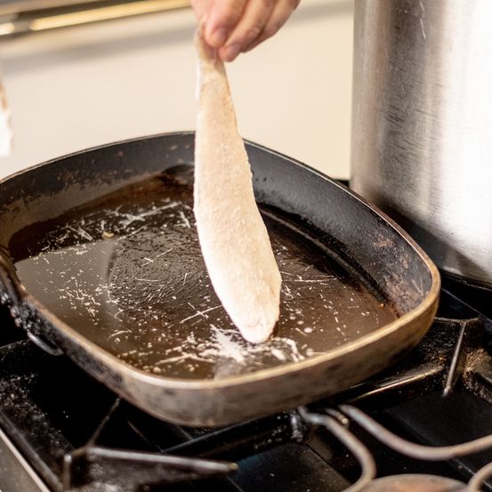 Bild enthält, Cooking Pan, Cookware, Baby, Person, Cooktop, Indoors, Kitchen