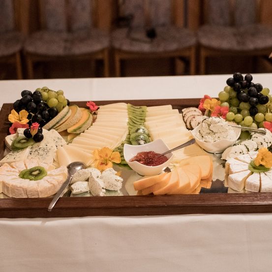 Bild enthält, Food, Cheese, Meal, Chair, Furniture