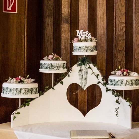 Bild enthält, Cake, Dessert, Food, Birthday Cake, Cream, People, Person, Wedding, Wedding Cake, Torte