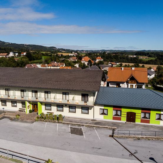 Bild enthält, Architecture, Building, House, Housing, Roof, Outdoors, Neighborhood