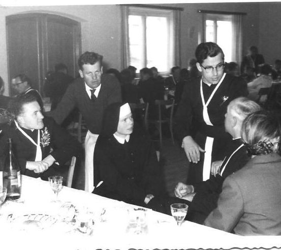 Bild enthält, Dining Room, Dining Table, Table, Formal Wear, Suit, Adult, Male, Man, Person, Bride