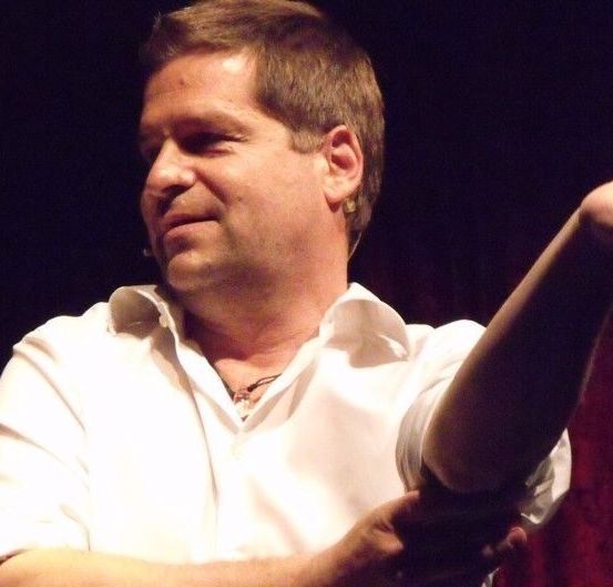 Bild enthält, Face, Head, Person, Photography, Portrait, Adult, Male, Man, Finger, Solo Performance