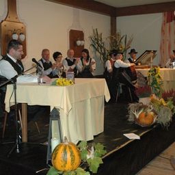 Bild enthält, Potted Plant, Dining Table, Table, Flower Arrangement, Adult, Male, Man, Person, People, Meal
