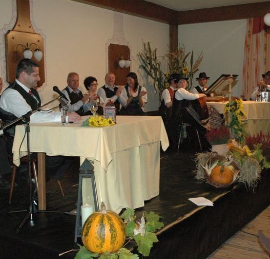 Bild enthält, Potted Plant, Dining Table, Table, Flower Arrangement, Adult, Male, Man, Person, People, Meal