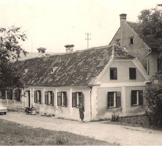 Bild enthält, Cottage, House, Housing, Monastery, Car, Hotel, Person, Wheel, Outdoors, Manor