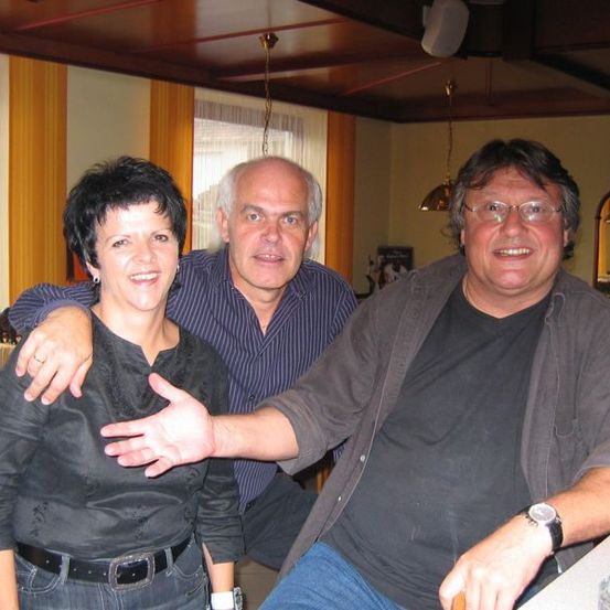 Bild enthält, Pants, Person, Photography, Portrait, Glasses, Dining Room, Dining Table, People, Adult, Man