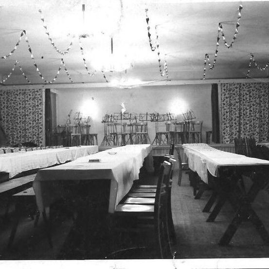 Bild enthält, Building, Dining Room, Dining Table, Furniture, Indoors, Table, Reception Room, Restaurant, Tablecloth, Person