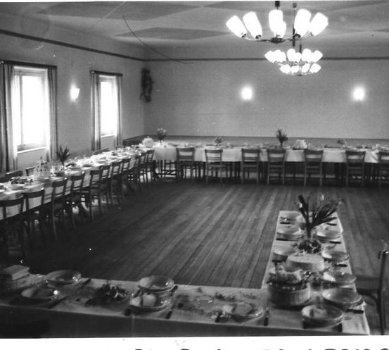 Bild enthält, Building, Dining Room, Dining Table, Indoors, Table, Reception Room, Waiting Room, Restaurant, Cafeteria, Flooring