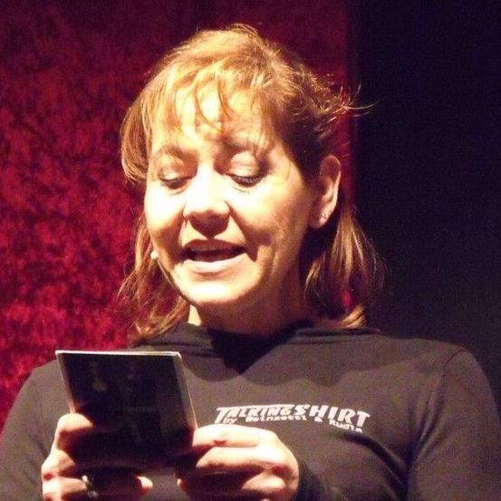 Bild enthält, Face, Head, Person, Photography, Portrait, T-Shirt, Electronics, Phone, Mobile Phone, Glasses