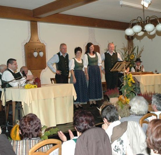 Bild enthält, Potted Plant, People, Person, Crowd, Adult, Male, Man, Formal Wear, Suit, Flower Arrangement