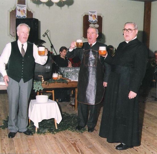 Bild enthält, Dining Table, Table, Dining Room, Formal Wear, Suit, Coat, Person, Portrait, Adult, Man