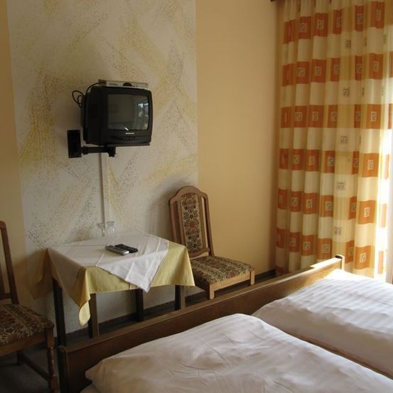 Bild enthält, Computer Hardware, Electronics, Hardware, Monitor, Screen, TV, Chair, Furniture, Bed, Bedroom