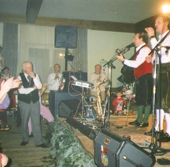 Bild enthält, Group Performance, Music Band, Musical Instrument, Person, Adult, Male, Man, Boy, Child, Face