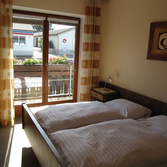 Bild enthält, Bed, Furniture, Door, Architecture, Building, Housing, Bedroom, Indoors, Room, Balcony