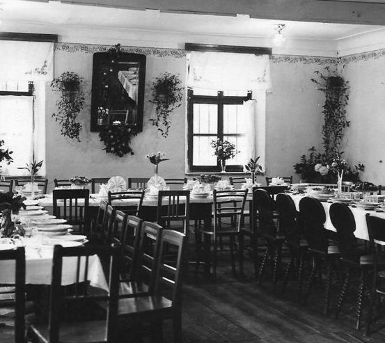 Bild enthält, Building, Dining Room, Dining Table, Furniture, Indoors, Room, Table, Restaurant, Chair, Cafeteria