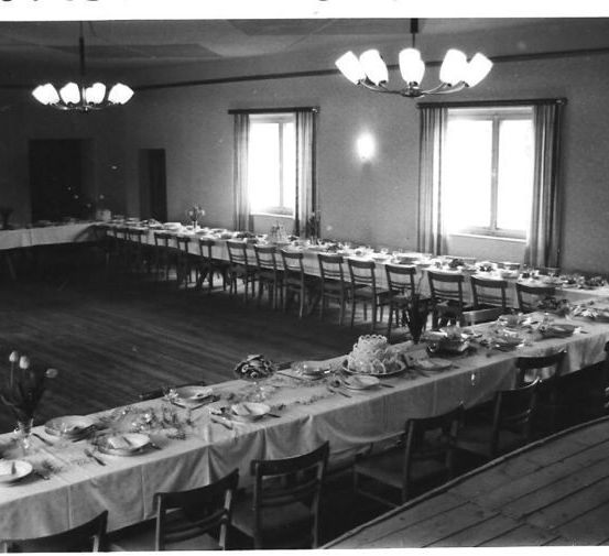 Bild enthält, Dining Table, Table, Indoors, Reception Room, Waiting Room, Building, Dining Room, Chair, Restaurant, Interior Design