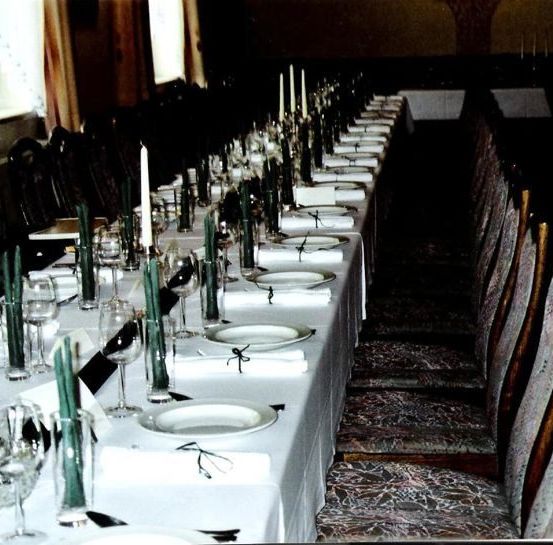 Bild enthält, Dining Table, Furniture, Table, Dining Room, Indoors, Room, Restaurant, Tabletop, Cutlery, Candle