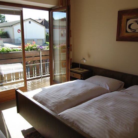 Bild enthält, Balcony, Building, Hotel, Bed, Furniture, Bedroom, Indoors, Room, Door, Housing