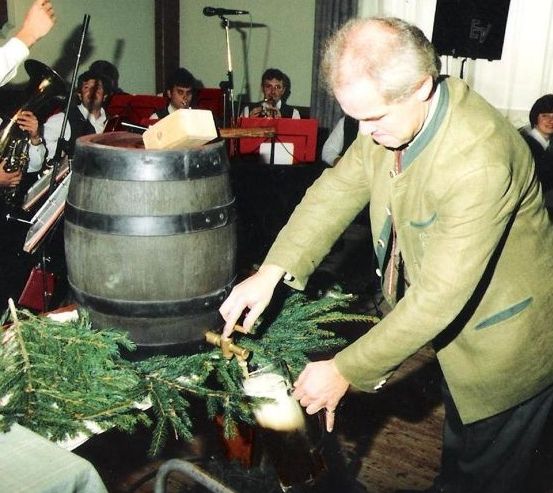 Bild enthält, Adult, Male, Man, Person, Herbal, Factory, Face, Head, Outdoors, Nature