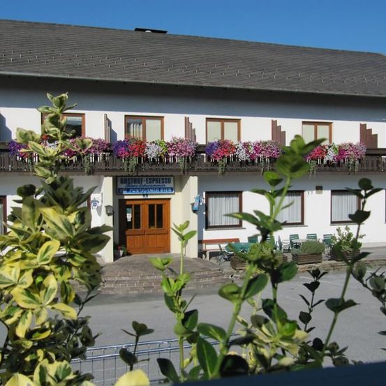 Bild enthält, Building, House, Housing, Villa, Hotel, City, Neighborhood, Potted Plant, Monastery, Flower