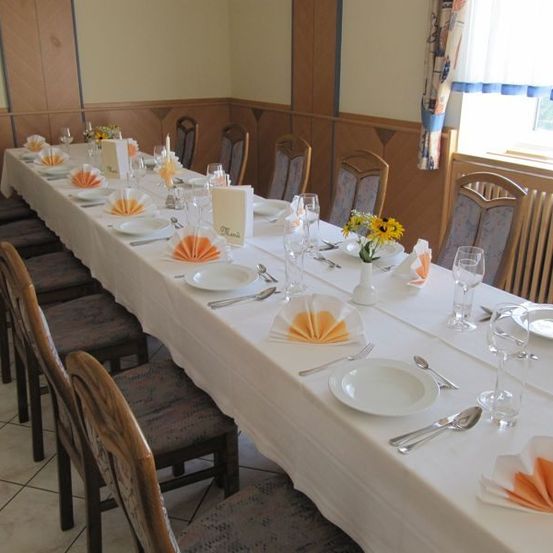 Bild enthält, Furniture, Table, Dining Table, Tabletop, Dining Room, Indoors, Chair, Linen, Restaurant, Tablecloth