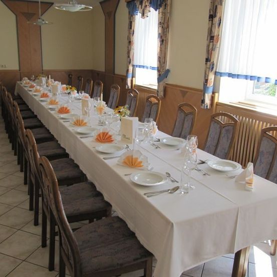 Bild enthält, Dining Table, Furniture, Table, Dining Room, Indoors, Tabletop, Chair, Linen, Tablecloth, Restaurant