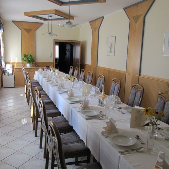 Bild enthält, Building, Dining Room, Dining Table, Furniture, Indoors, Table, Restaurant, Tabletop, Reception Room, Chair