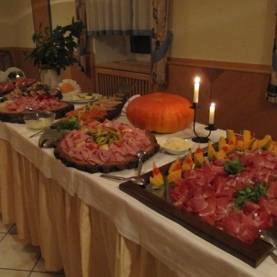 Bild enthält, Cafeteria, Food, Indoors, Meal, Restaurant, Buffet, Candle, Plant, Spoon, Plate