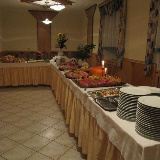 Bild enthält, Cafeteria, Food, Indoors, Meal, Restaurant, Buffet, Candle, Person, Building, Plant