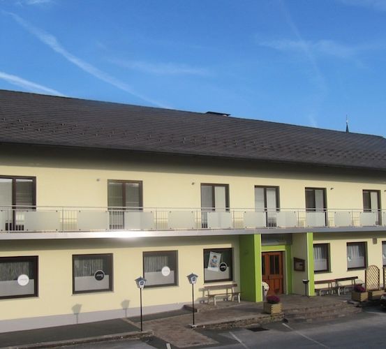 Bild enthält, City, Car, Housing, Hotel, Bench, House, Person, Wheel, Row House, Urban