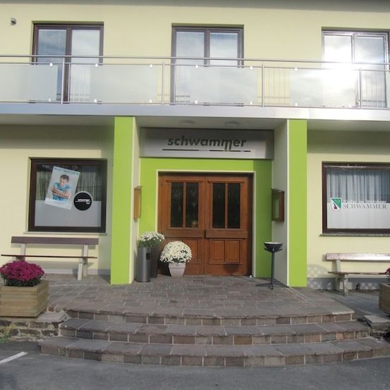 Bild enthält, Bench, Furniture, Architecture, Building, Person, Plant, City, Door, Housing