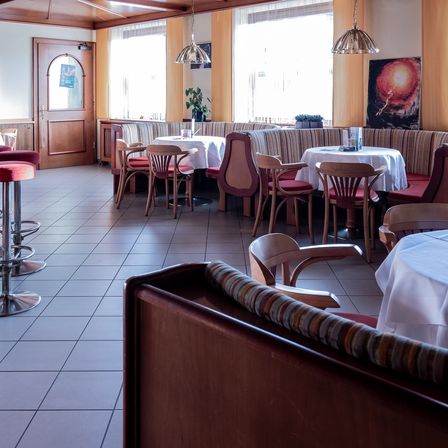 Bild enthält, Indoors, Restaurant, Floor, Flooring, Dining Table, Furniture, Cafeteria, Chair, Dining Room, Cafe