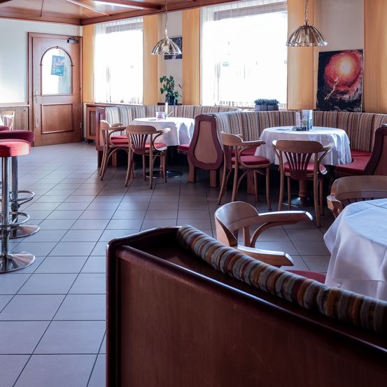 Bild enthält, Indoors, Restaurant, Floor, Flooring, Dining Table, Furniture, Cafeteria, Chair, Dining Room, Cafe