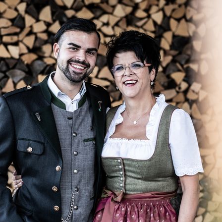 Bild enthält, Coat, Person, Smile, Blazer, Jacket, Adult, Male, Man, Bride, Woman