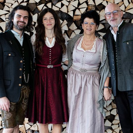 Bild enthält, Coat, Lady, Person, Jacket, Blazer, Adult, Female, Woman, Male, Man