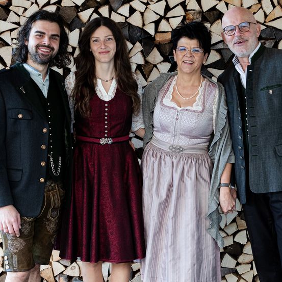 Bild enthält, Coat, Lady, Person, Jacket, Blazer, Adult, Female, Woman, Male, Man