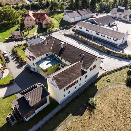 Bild enthält, Outdoors, Architecture, Building, Housing, Aerial View, Driveway, House