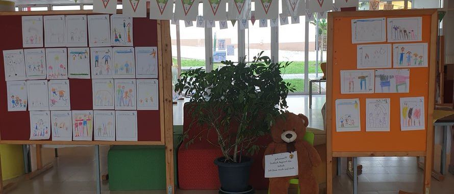 Bild enthält, Plant, Potted Plant, Indoors, Interior Design, Kindergarten, Architecture, Building, Teddy Bear, Toy, School