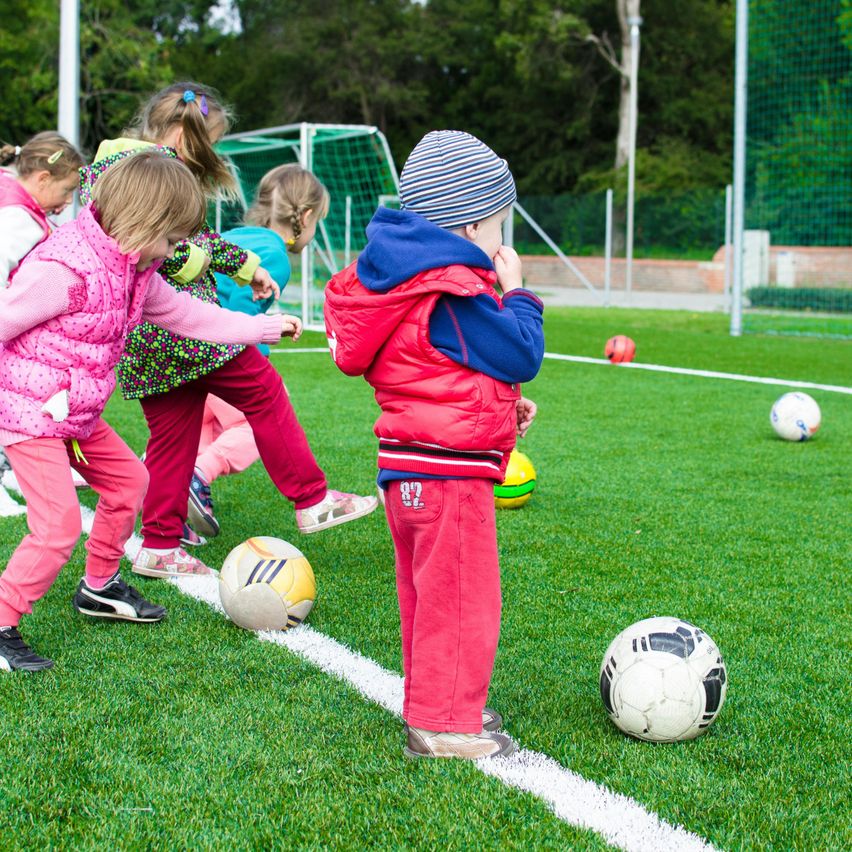 Bild enthält, Soccer Ball, Sphere, Person, Child, Female, Girl, People, Shoe, Grass, Face