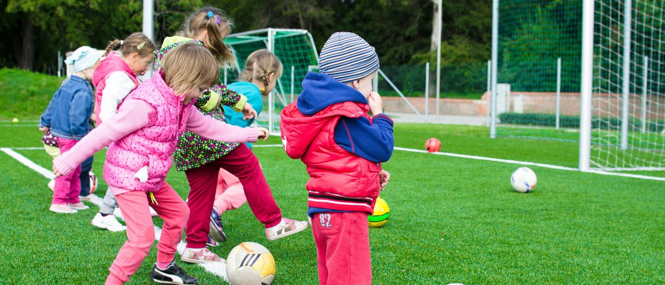 Bild enthält, Soccer Ball, Sphere, Person, Child, Female, Girl, People, Shoe, Grass, Face