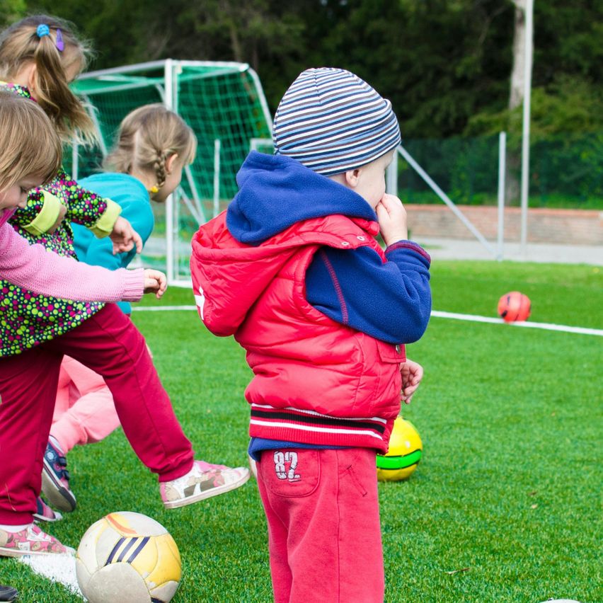 Bild enthält, Soccer Ball, Sphere, Person, Child, Female, Girl, People, Shoe, Grass, Face