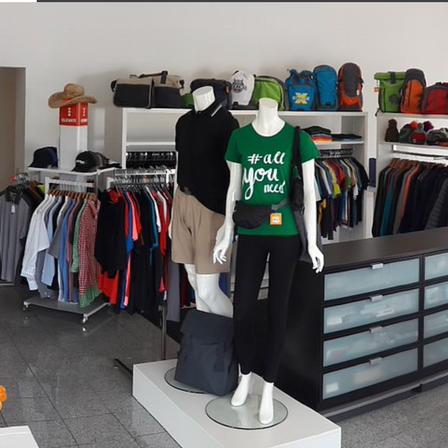 Bild enthält, Indoors, Shop, Person, Furniture