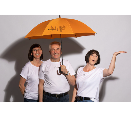 Bild enthält, T-Shirt, Adult, Male, Man, Person, Female, Woman, Canopy, Face, Umbrella