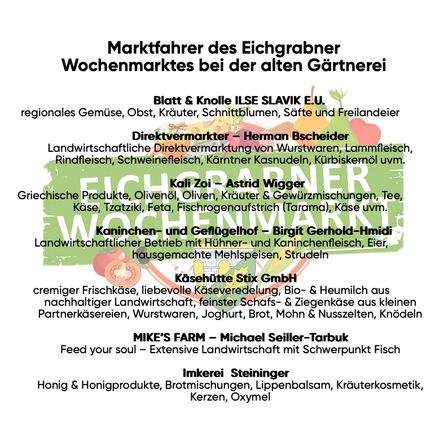 Marktplan des Eichgrabner Wochenmarkts beim alten Bauernhof. Verschiedene Lebensmittelhändler und Produkte aus lokaler Landwirtschaft sind vertreten. Stände bieten regionales Gemüse, Obst, Kräuter, Schnittblumen, Säfte und Freilandgeflügel. Direktvermarkter verkaufen Wurstwaren, Lammfleisch, Rindfleisch, Schweinefleisch, Kärntner Kasnudeln und Kürbiskernöl. Griechische Produkte, Oliven, Olivenöl, Kräuter, Käse, Tzatziki, Feta, Fisch, Joghurt und Joghurt sind erhältlich.