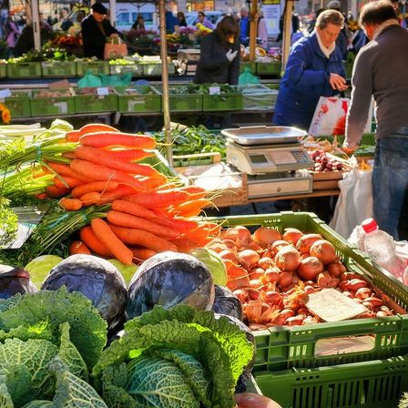 Bild enthält, Handbag, Adult, Male, Man, Person, Market, Traffic Light, Hat, Shoe, Farmer's Market