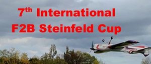 Ein rotes und weißes Flugzeug fliegt über ein Feld, wo eine Person im Gras steht. Die Worte 7. Internationaler F2B Steinfeld Cup stehen über dem Flugzeug.