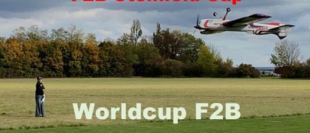Ein Flugzeug fliegt über einem Feld. Eine Person steht darunter. Das Bild zeigt 7. Internationaler F2B Steinfeld Cup Worldcup F2B Fesselflug Kunstflug.