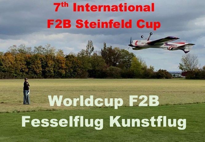 Ein Flugzeug fliegt über einem Feld. Eine Person steht darunter. Das Bild zeigt 7. Internationaler F2B Steinfeld Cup Worldcup F2B Fesselflug Kunstflug.
