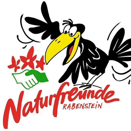 Eine Karikatur einer Krähe mit gelbem Schnabel, die ein grünes Blatt hält, und drei Sterne darunter. Die Worte 'Naturfreunde Rabenstein' sind in Rot geschrieben.